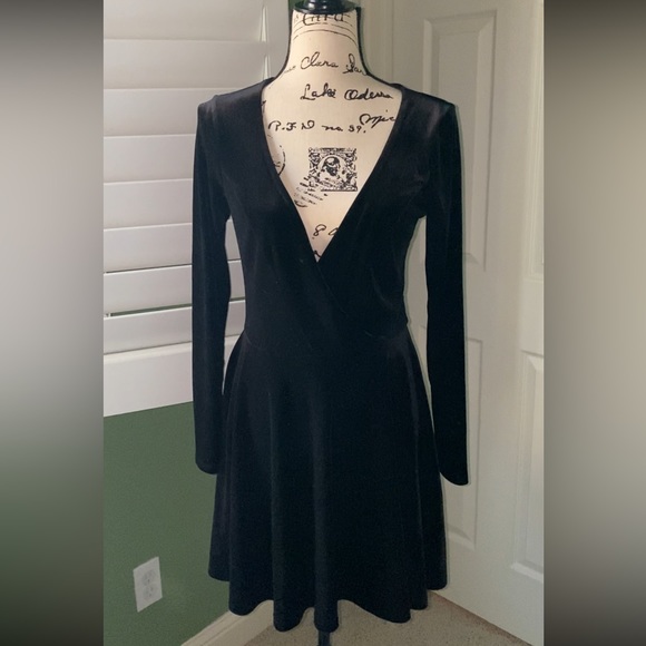 🖤BLACK VELVET KIMCHI BLUE DRESS🖤 - Picture 1 of 3